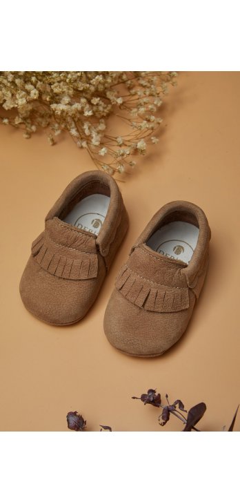 Эластичная детская обувь из натуральной кожи коричневого цвета